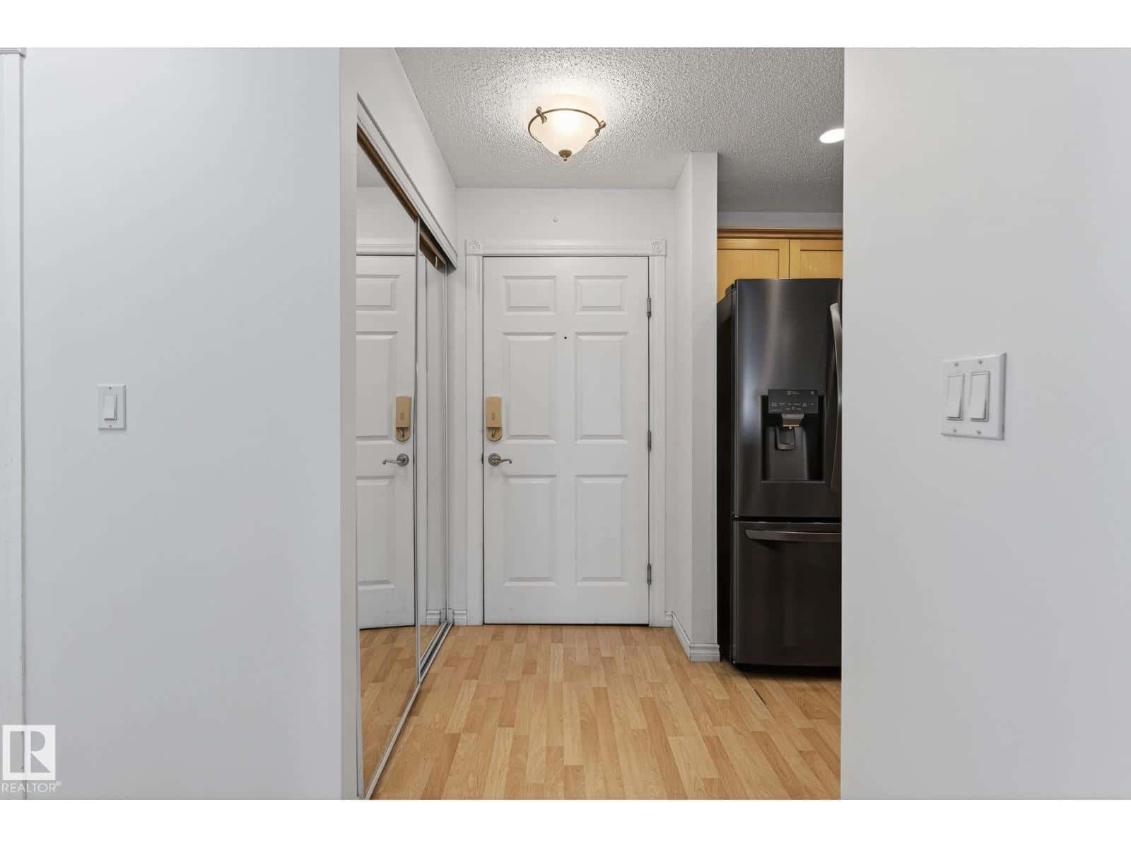 Edmonton — Edmonton - Photo 3 of 45