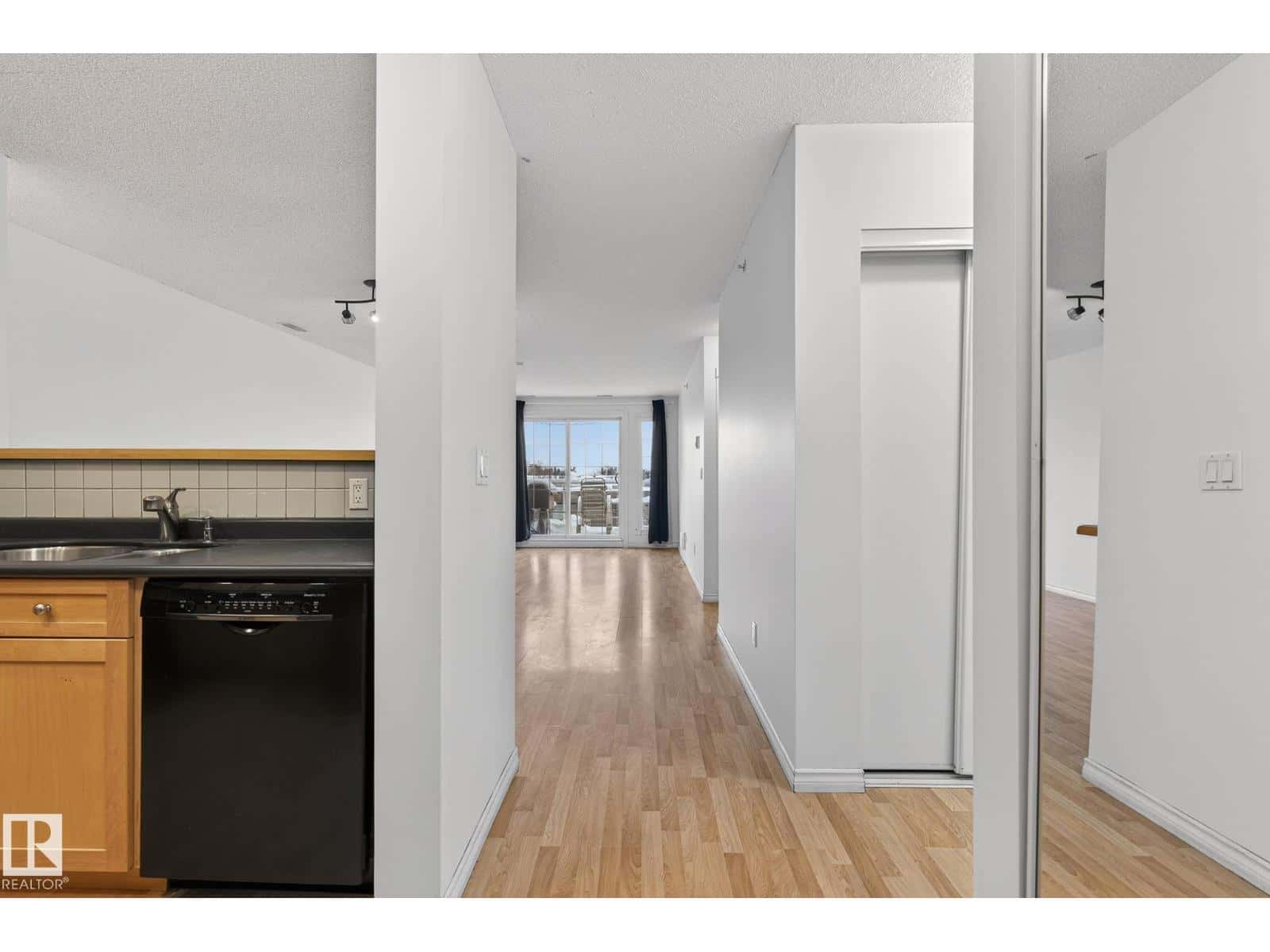 Edmonton — Edmonton - Photo 4 of 45