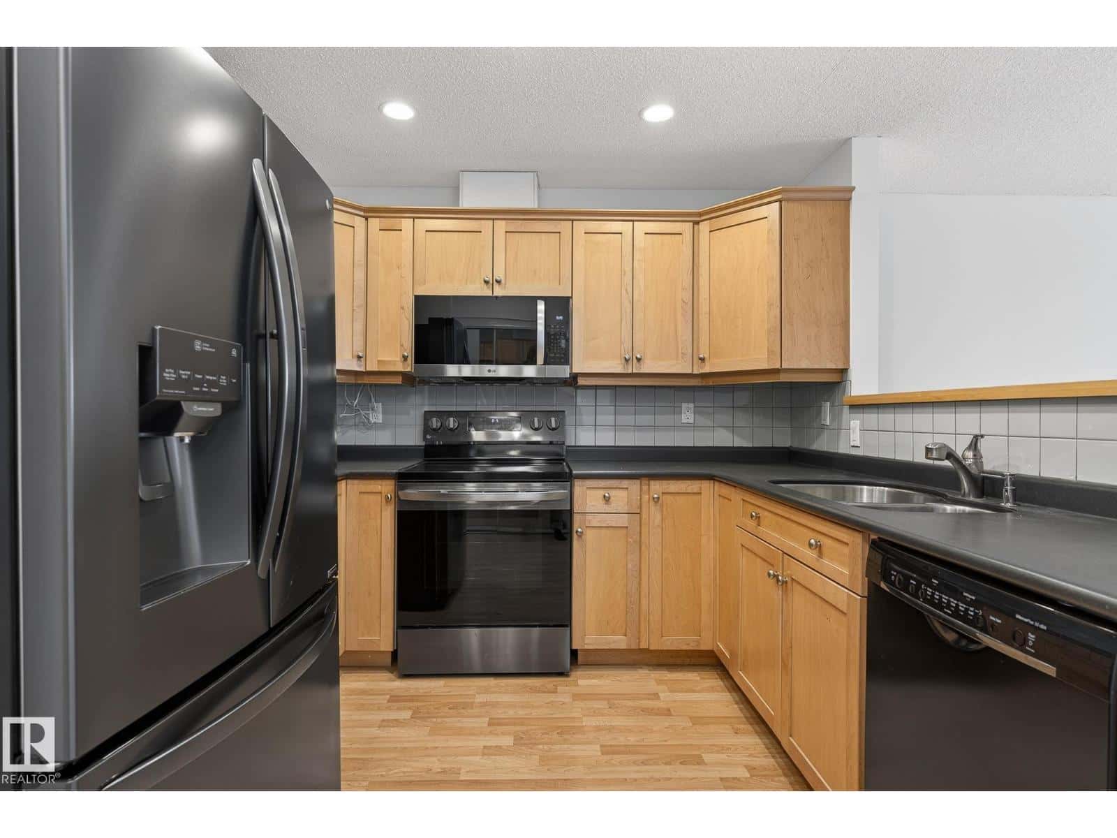 Edmonton — Edmonton - Photo 5 of 45