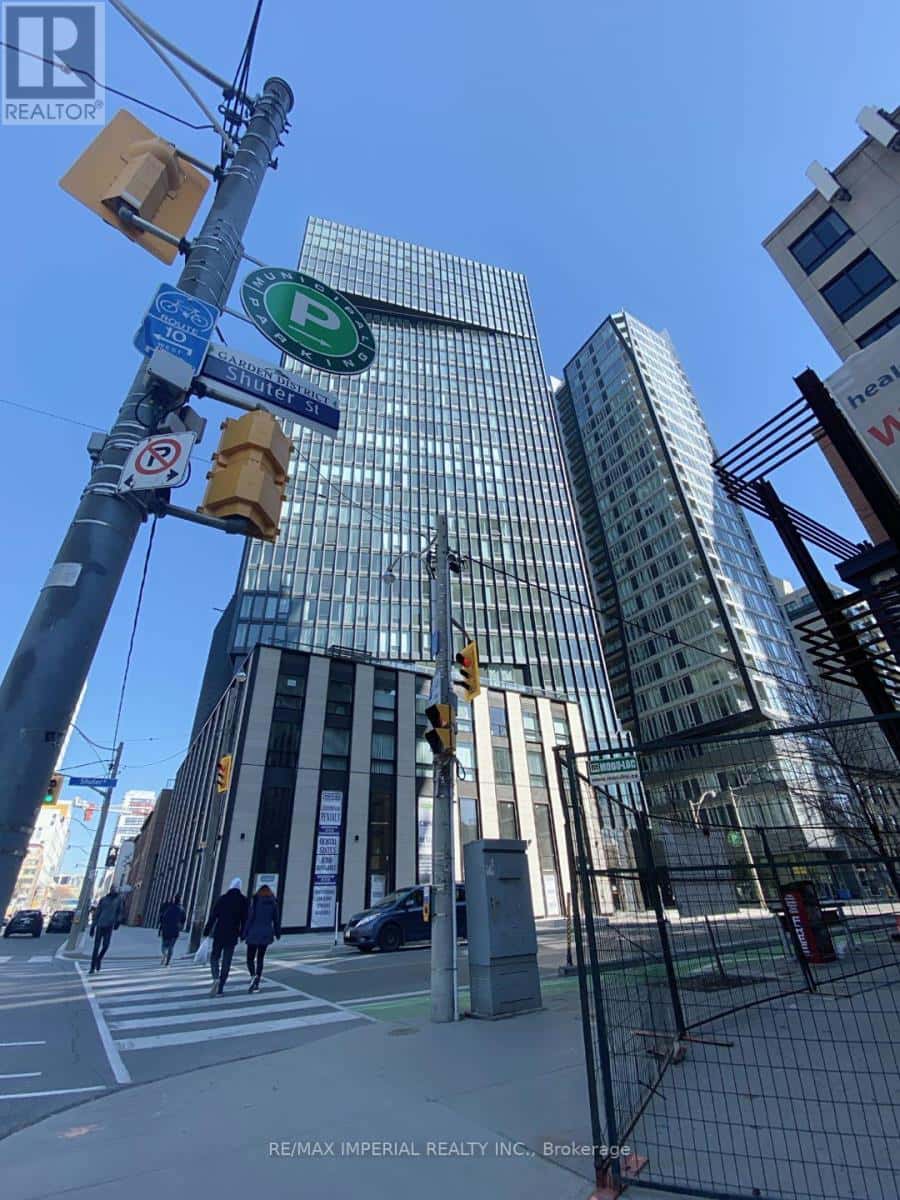 Toronto (Church-Yonge Corridor) — Toronto (Church-Yonge Corridor) - Photo 2 of 26