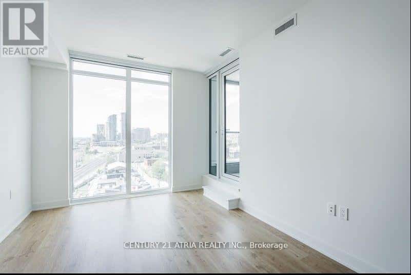 Toronto (Waterfront Communities) — Toronto (Waterfront Communities) - Photo 2 of 11