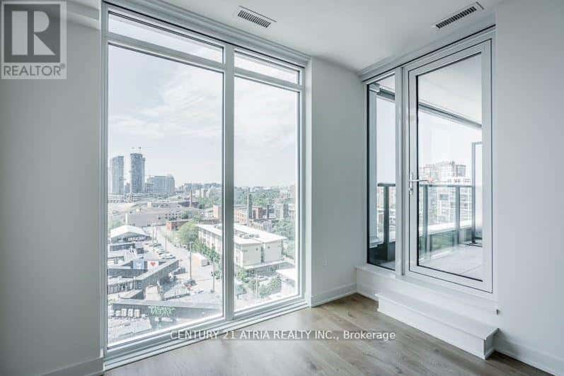 Toronto (Waterfront Communities) — Toronto (Waterfront Communities) - Photo 4 of 11