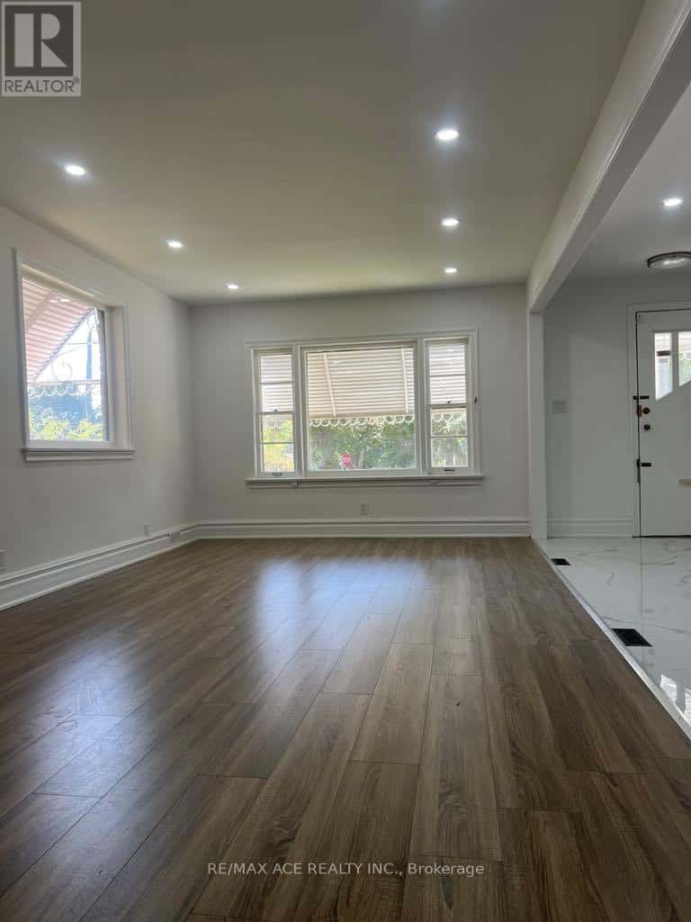 MAIN - 1 AYLESFORD DRIVE — Toronto (Birchcliffe-Cliffside) - Photo 3 of 12