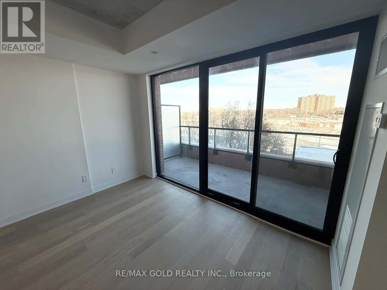 Toronto (Junction Area) — Toronto (Junction Area) - Photo 4 of 10