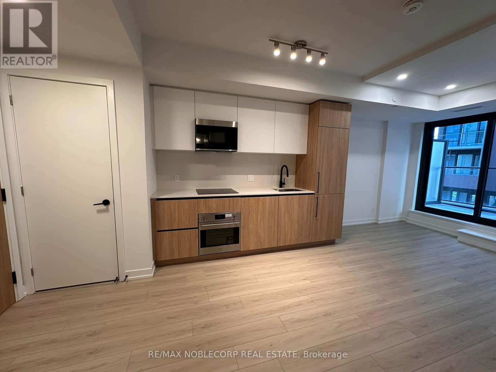 Toronto (Waterfront Communities) — Toronto (Waterfront Communities) - Photo 2 of 16