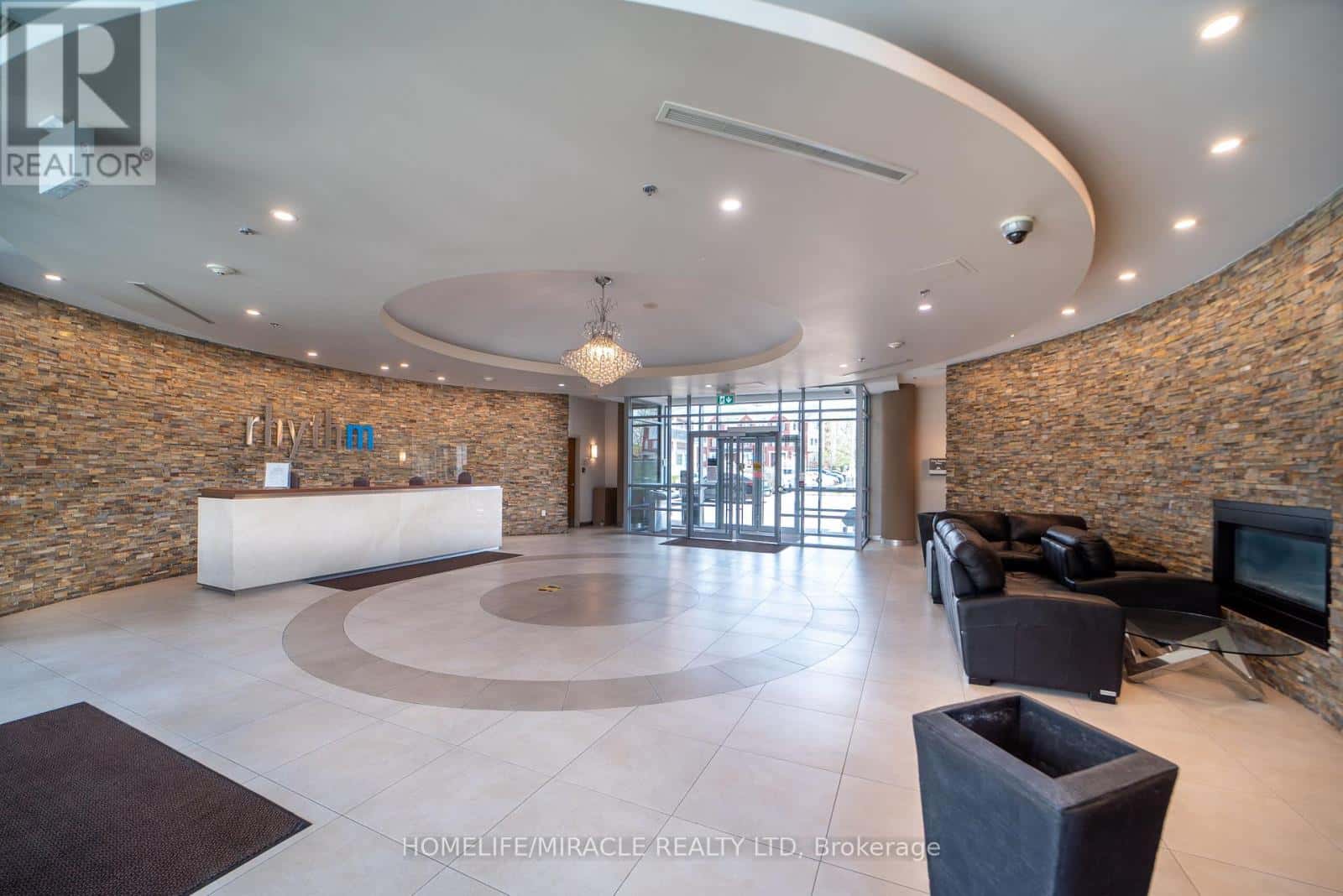 709 - 215 QUEEN STREET E — Brampton (Queen Street Corridor) - Photo 3 of 42