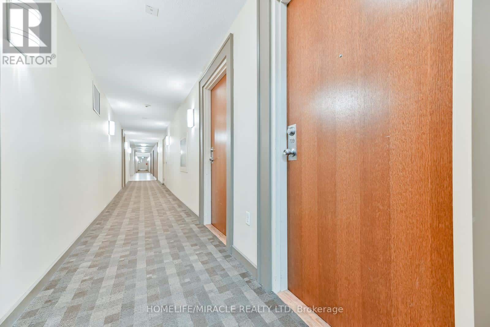 709 - 215 QUEEN STREET E — Brampton (Queen Street Corridor) - Photo 5 of 42