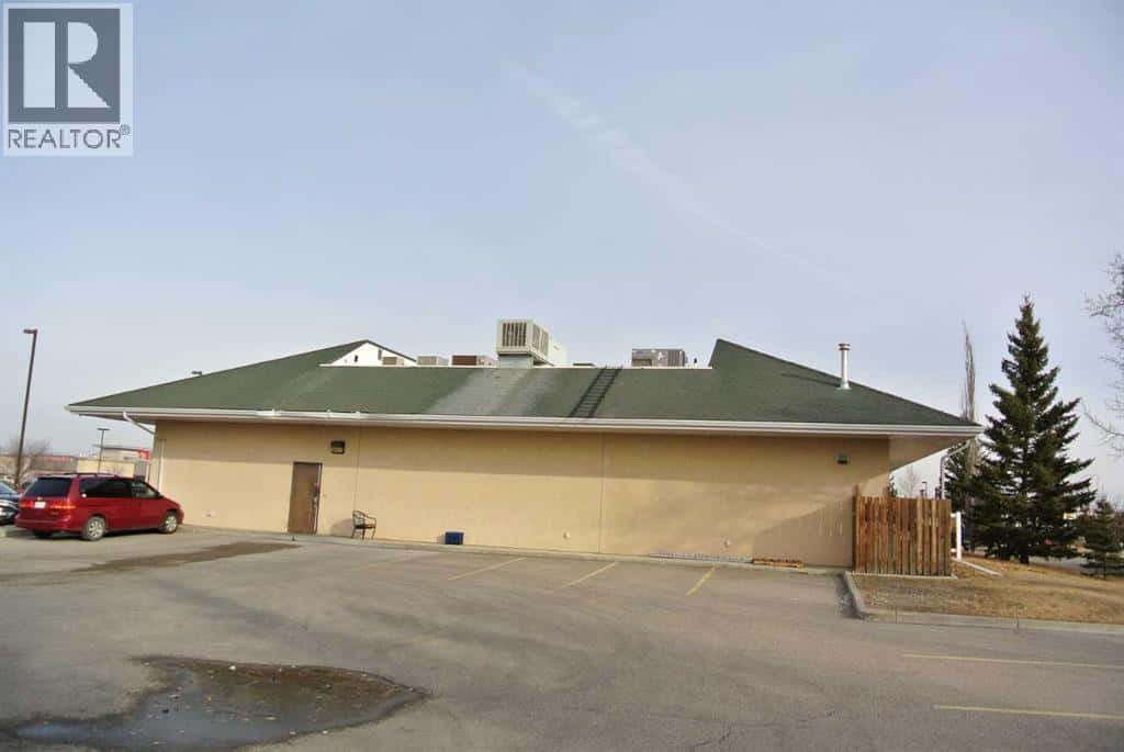 1515 13 Avenue SE — High River, Alberta - Photo 3 of 3