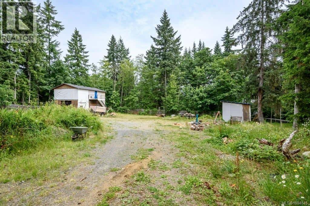 2524 Macaulay Rd — Black Creek, British Columbia - Photo 3 of 47