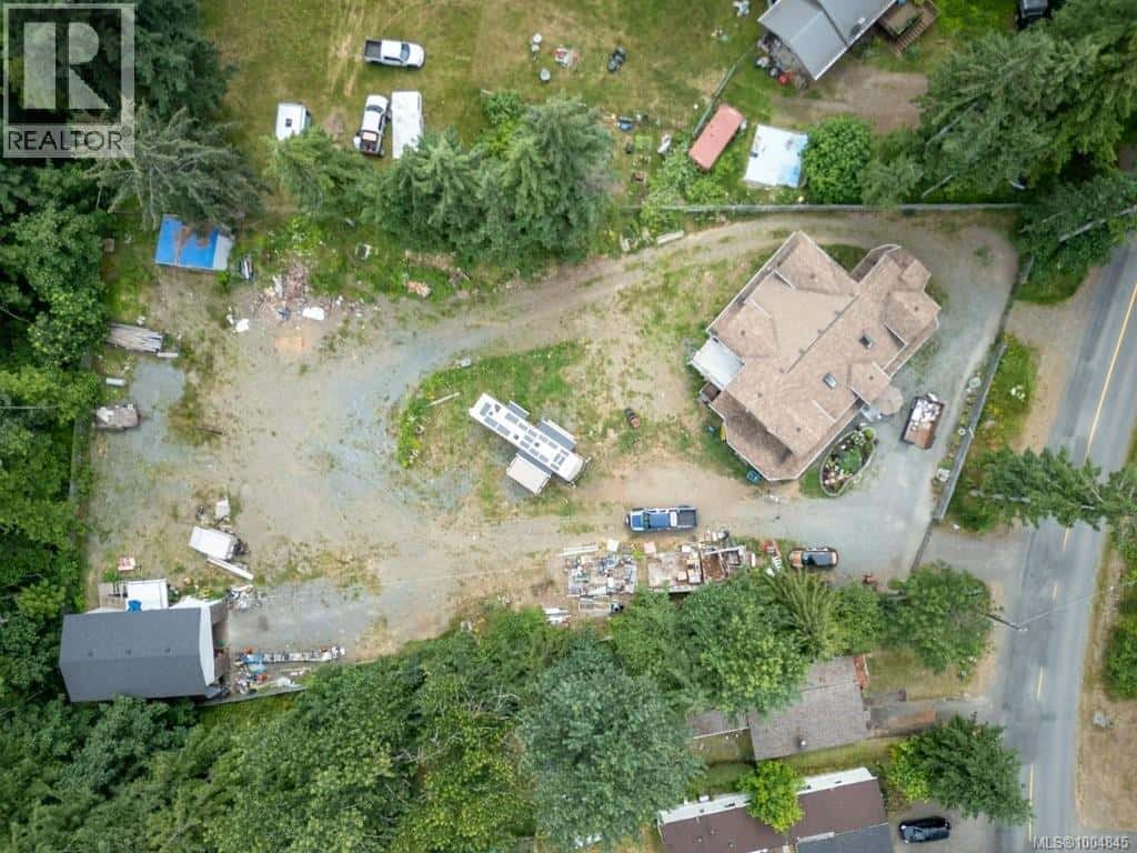 2524 Macaulay Rd — Black Creek, British Columbia - Photo 2 of 47