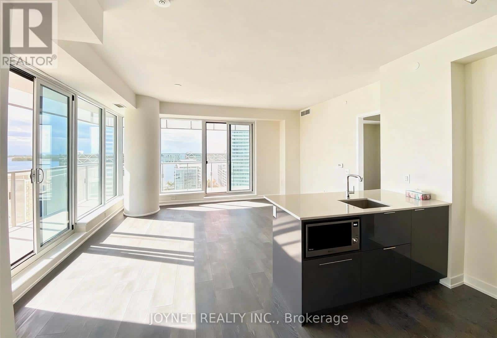 Toronto (Waterfront Communities) — Toronto (Waterfront Communities) - Photo 3 of 28