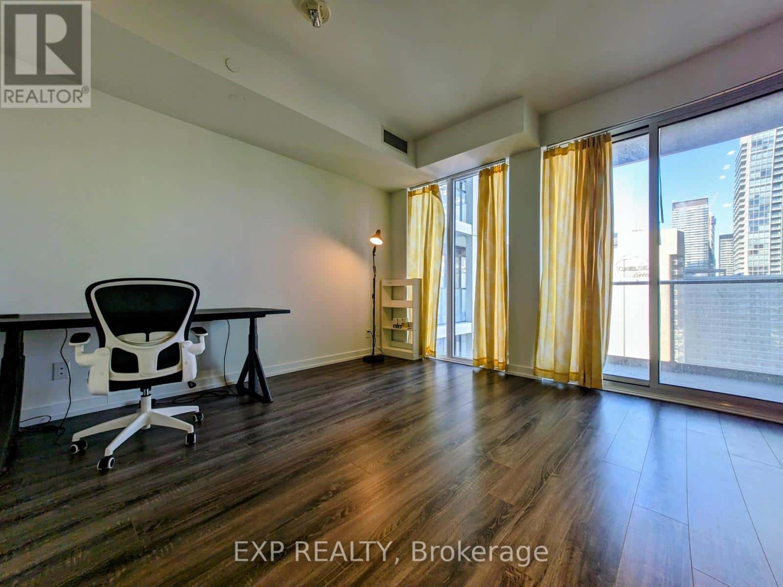 Toronto (Bay Street Corridor) — Toronto (Bay Street Corridor) - Photo 2 of 17