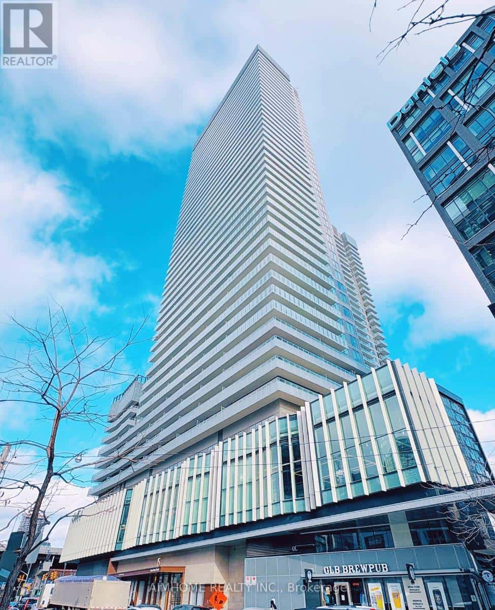 Toronto (Waterfront Communities) — Toronto (Waterfront Communities) - Photo 2 of 16