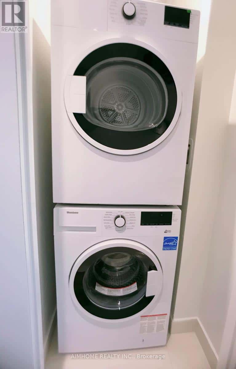 Toronto (Waterfront Communities) — Toronto (Waterfront Communities) - Photo 4 of 16