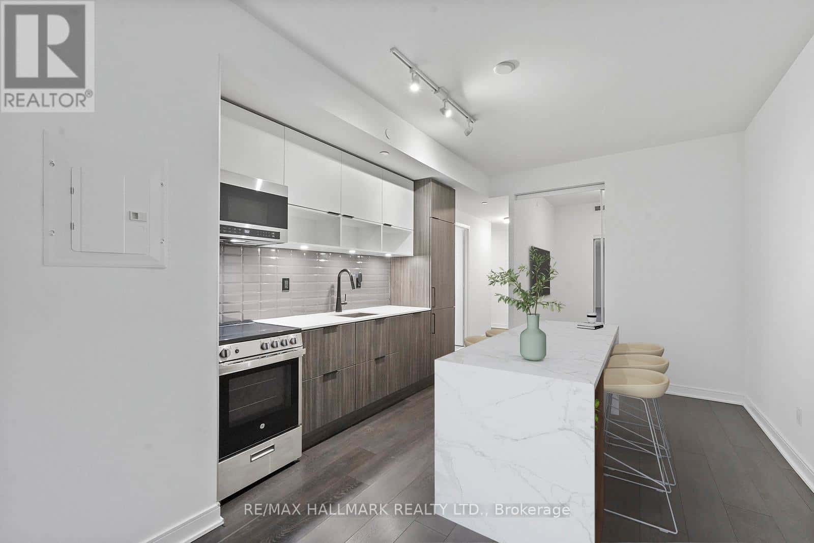 Toronto (Waterfront Communities) — Toronto (Waterfront Communities) - Photo 3 of 19