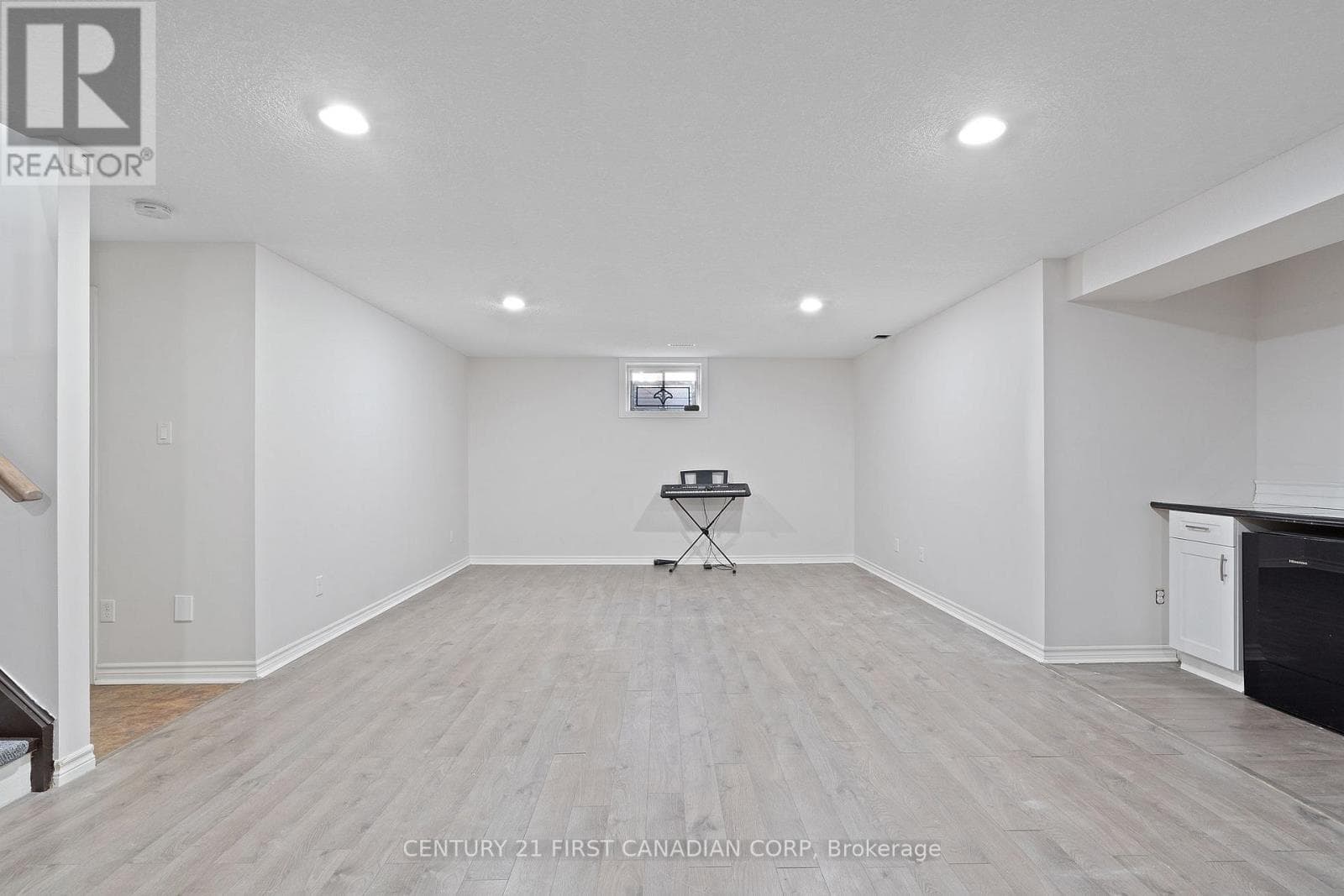 St. Thomas — St. Thomas - Main photo