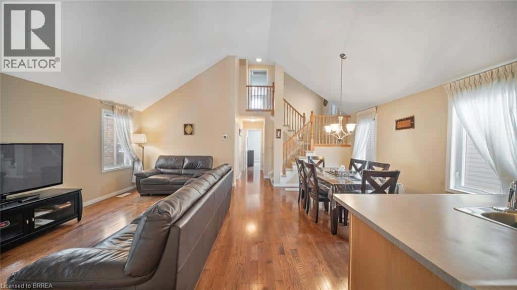 38 SINCLAIR Street — Guelph, Ontario - Photo 4 of 27