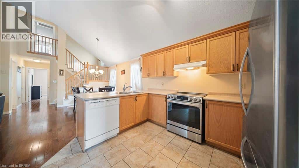 38 SINCLAIR Street — Guelph, Ontario - Photo 5 of 27