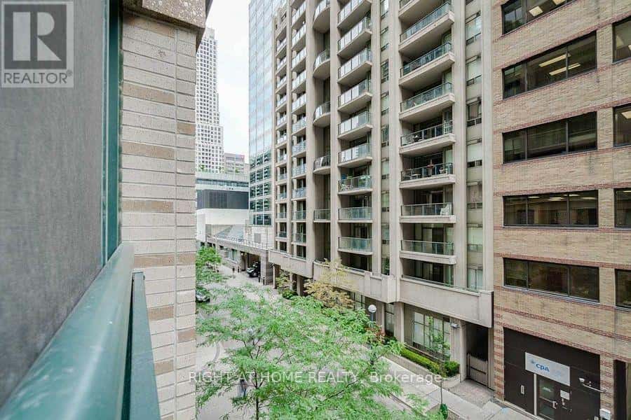 Toronto (Church-Yonge Corridor) — Toronto (Church-Yonge Corridor) - Photo 2 of 10