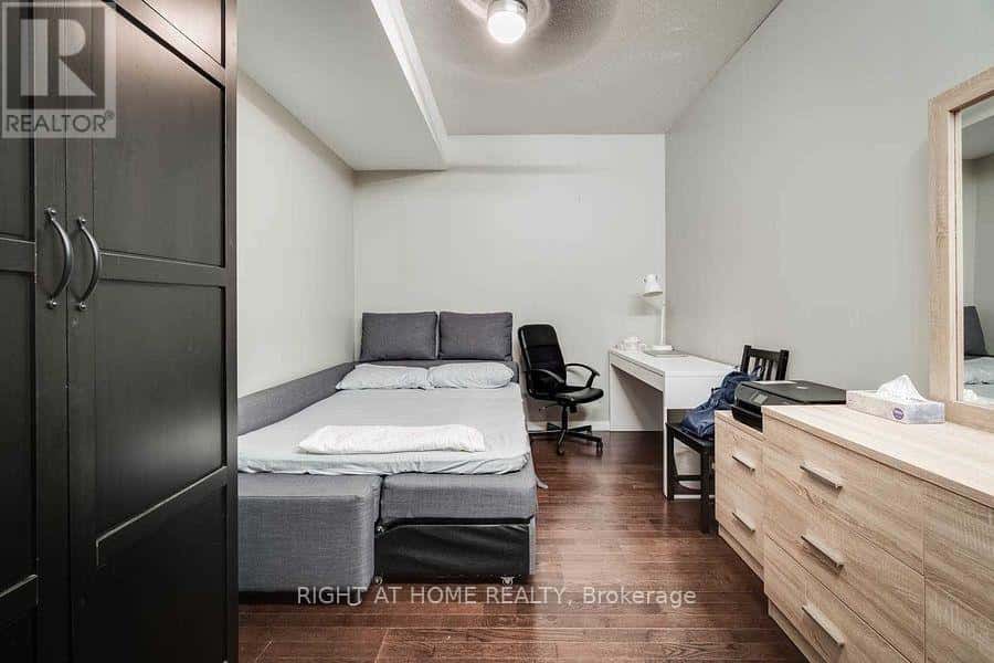 Toronto (Church-Yonge Corridor) — Toronto (Church-Yonge Corridor) - Photo 4 of 10