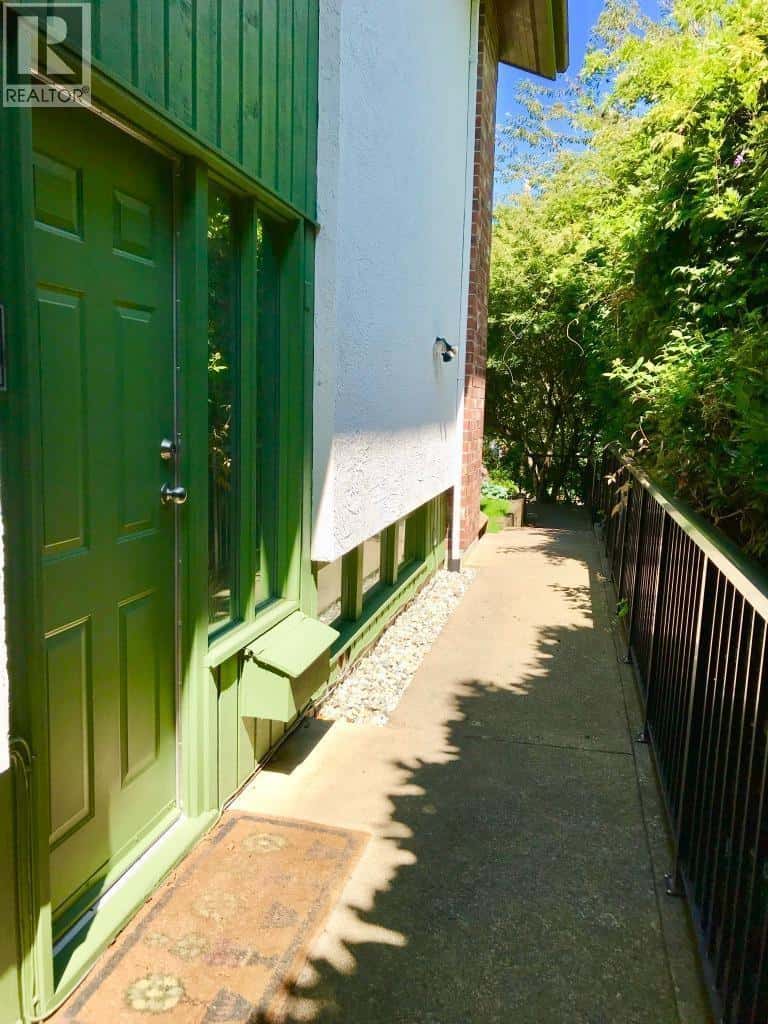 6486 BRUCE STREET — West Vancouver - Photo 3 of 11