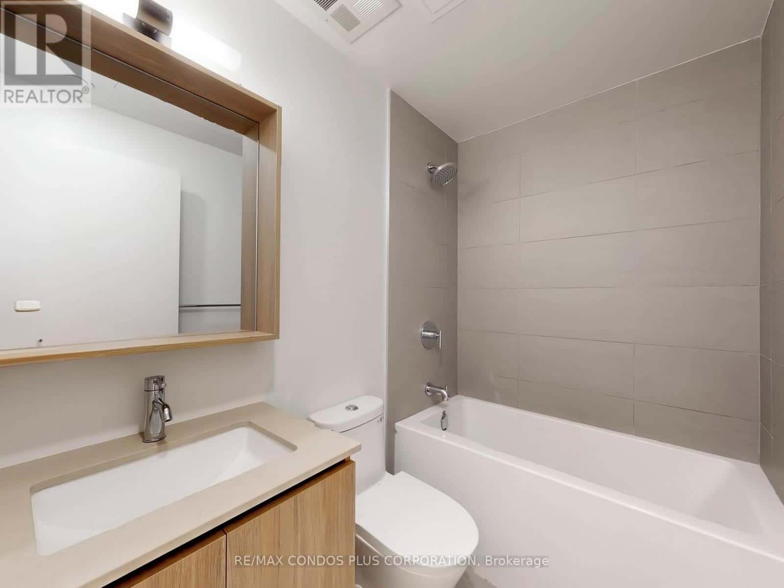 Toronto (Waterfront Communities) — Toronto (Waterfront Communities) - Photo 5 of 33