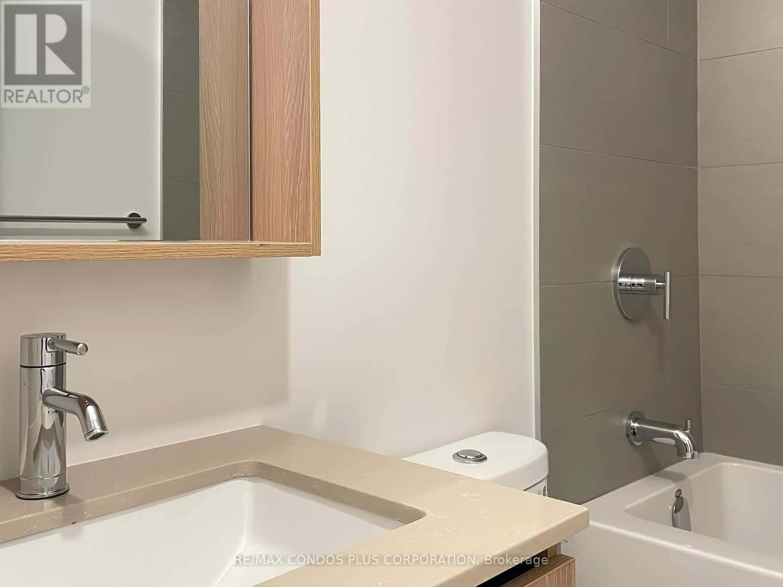 Toronto (Waterfront Communities) — Toronto (Waterfront Communities) - Photo 2 of 33