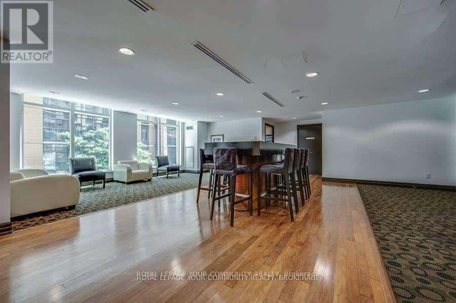 Toronto (Annex) — Toronto (Annex) - Photo 2 of 22