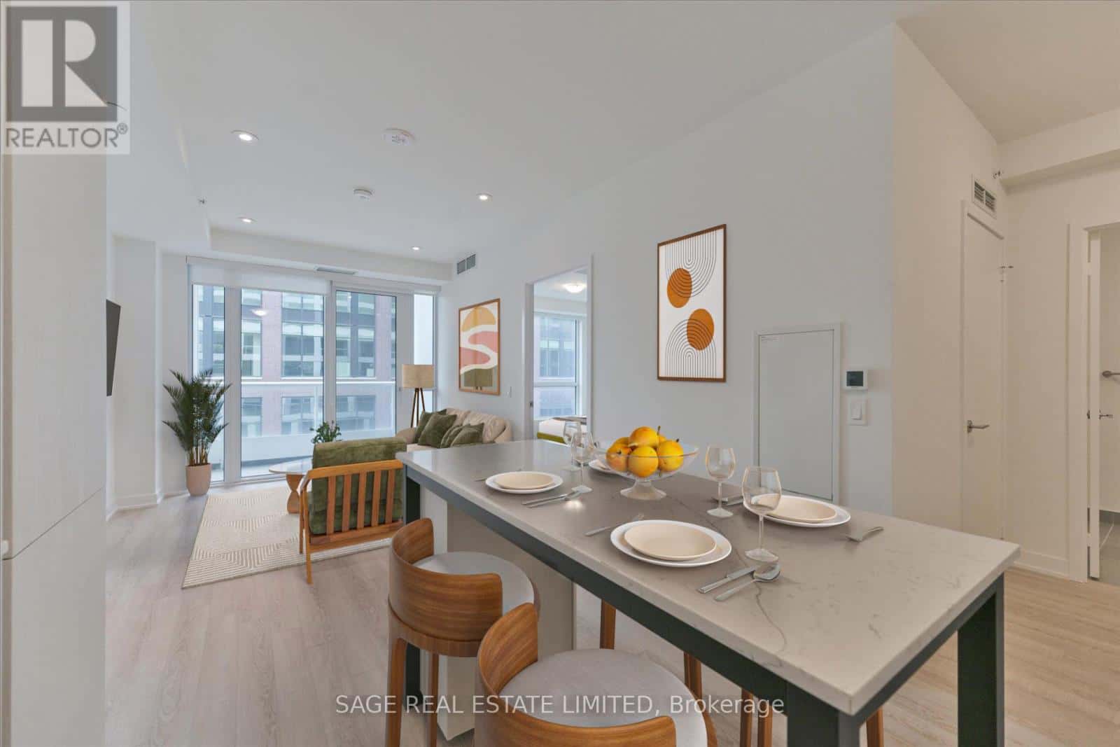 Toronto (Waterfront Communities) — Toronto (Waterfront Communities) - Photo 2 of 43