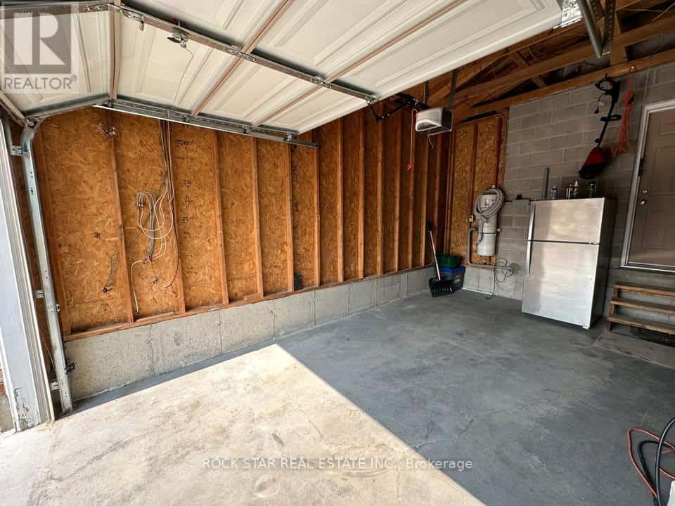 UPPER - 31 RED OAK DRIVE — Barrie (Holly) - Photo 4 of 13