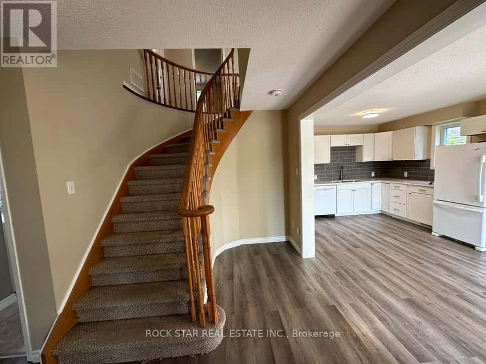 UPPER - 31 RED OAK DRIVE — Barrie (Holly) - Photo 2 of 13