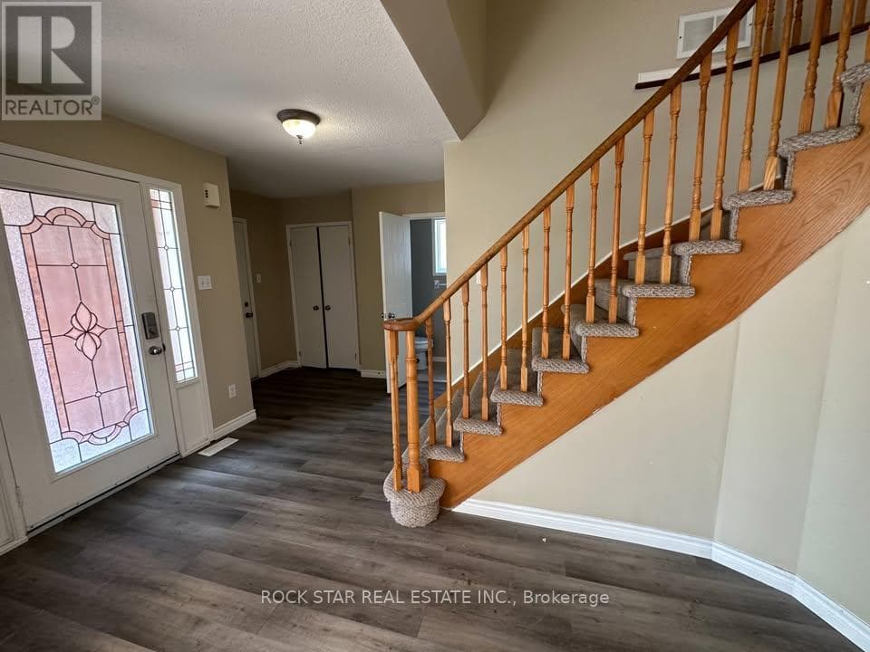 UPPER - 31 RED OAK DRIVE — Barrie (Holly) - Main photo