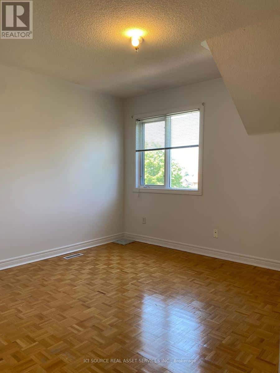 Vaughan (East Woodbridge) — Vaughan (East Woodbridge) - Photo 4 of 10