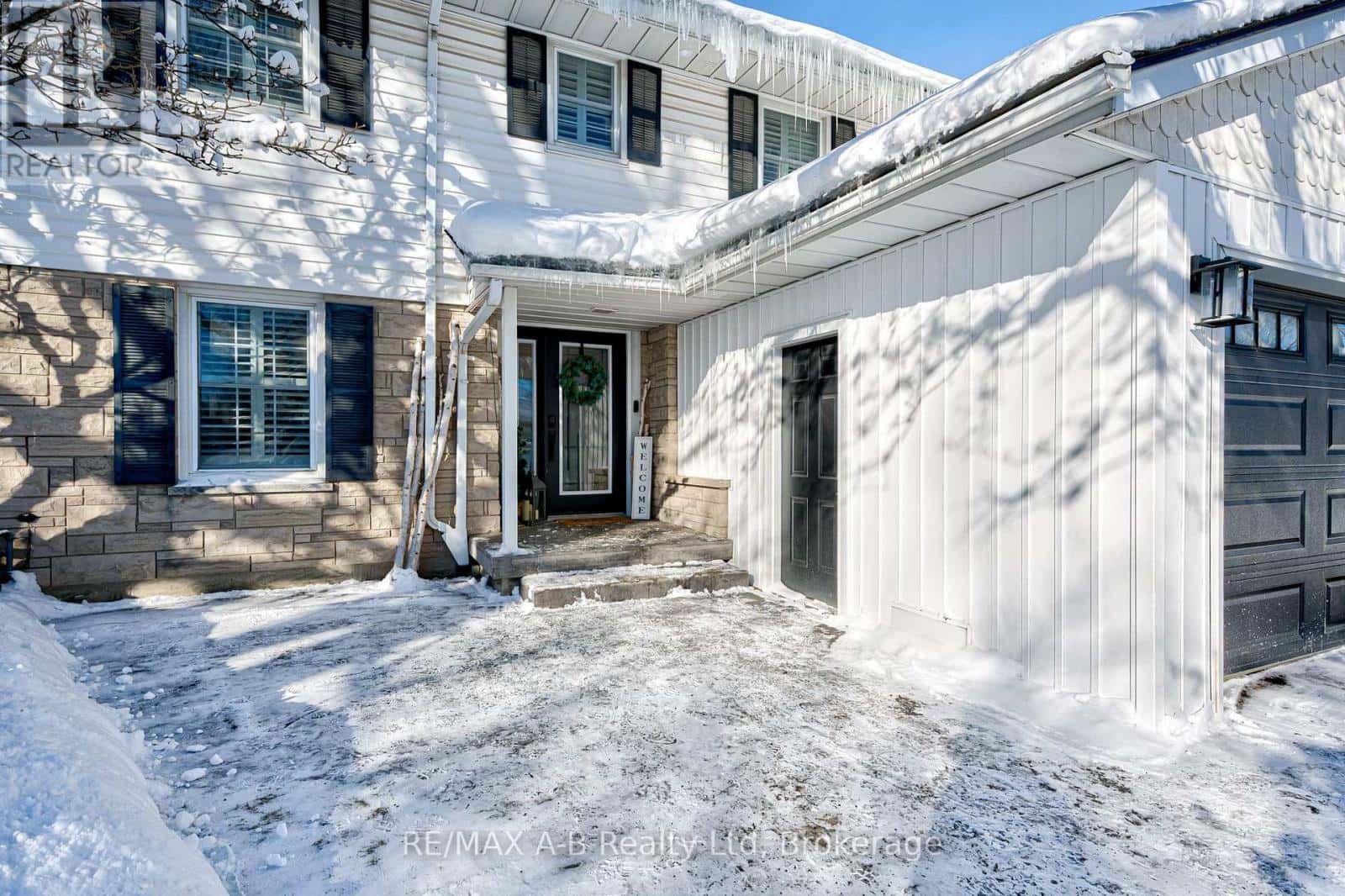 248 HUNTINGDON AVENUE — Stratford, Ontario - Photo 3 of 47