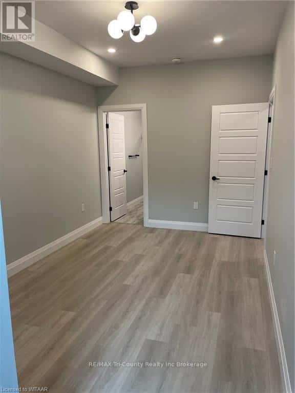 Tillsonburg — Tillsonburg - Photo 5 of 20