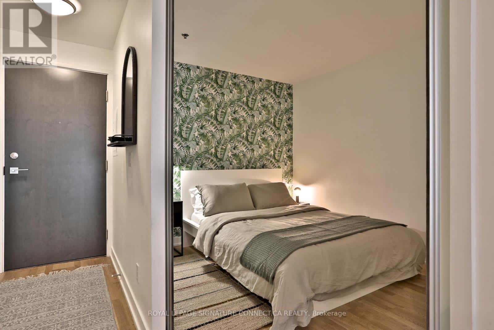 Toronto (Little Portugal) — Toronto (Little Portugal) - Photo 2 of 34