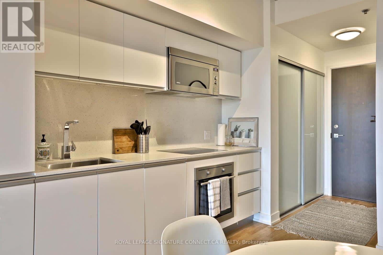 Toronto (Little Portugal) — Toronto (Little Portugal) - Photo 4 of 34