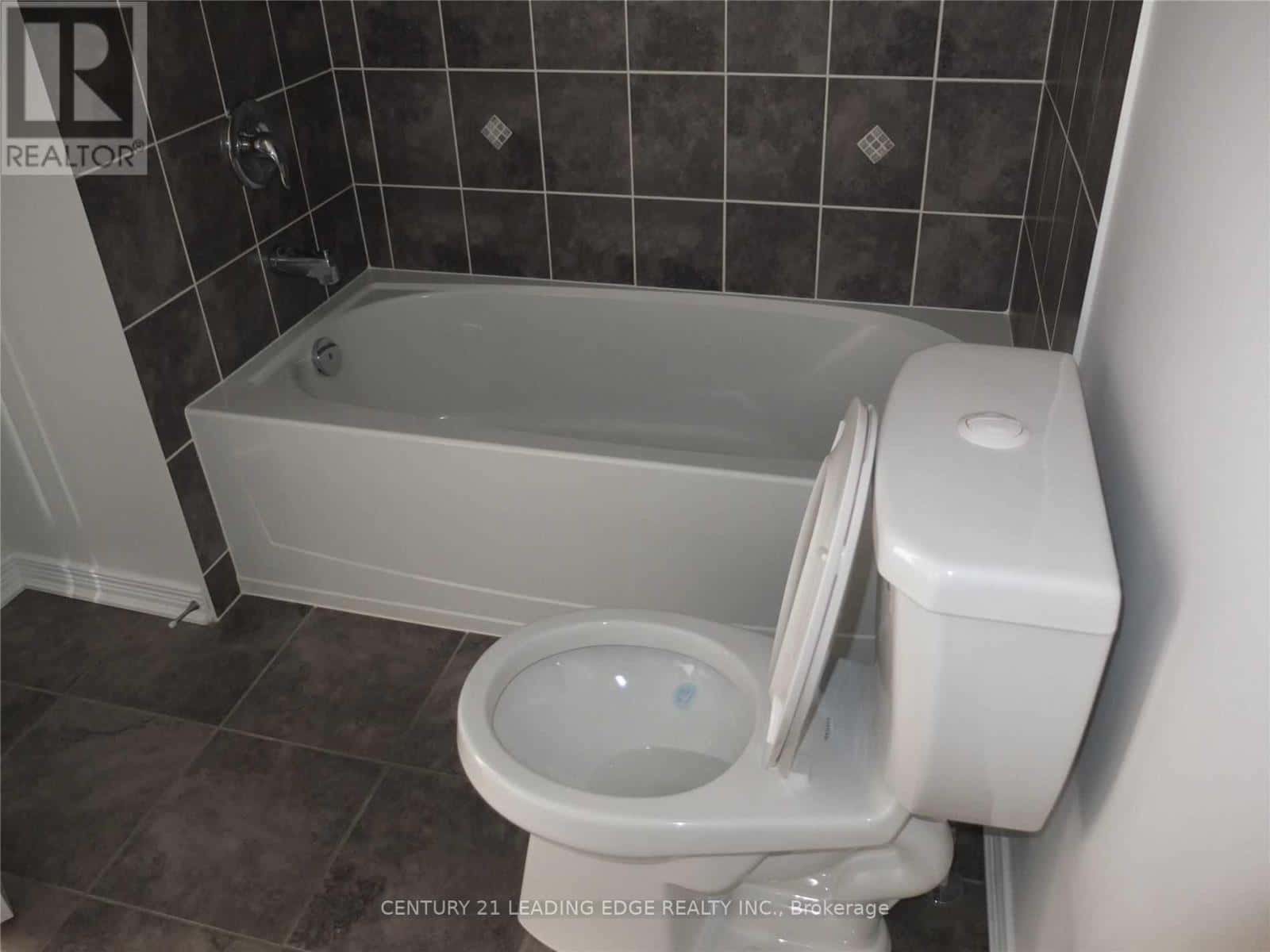 105 SILVERWOOD AVENUE — Richmond Hill (Devonsleigh) - Photo 5 of 10