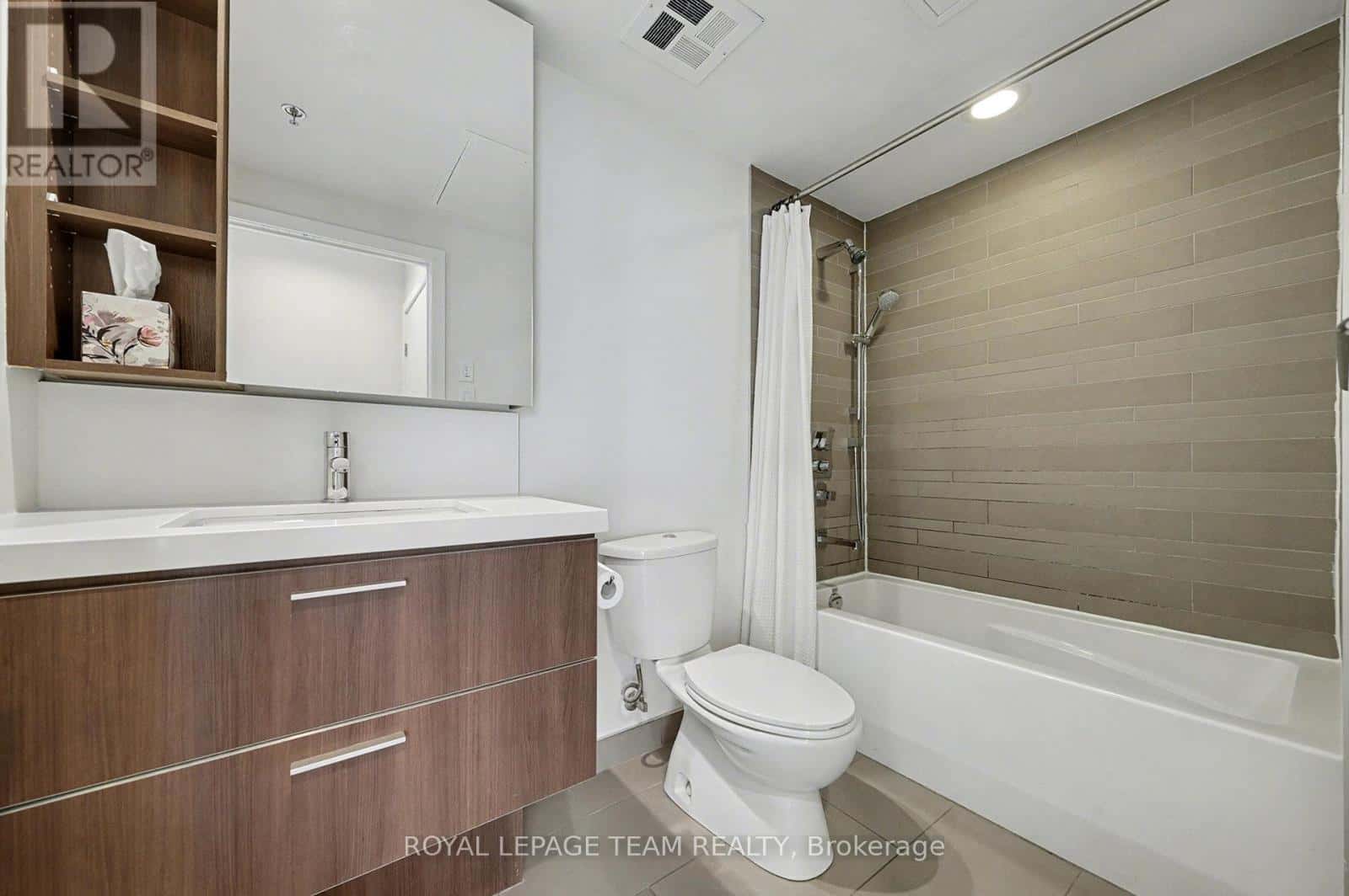 Ottawa — Ottawa - Photo 2 of 20