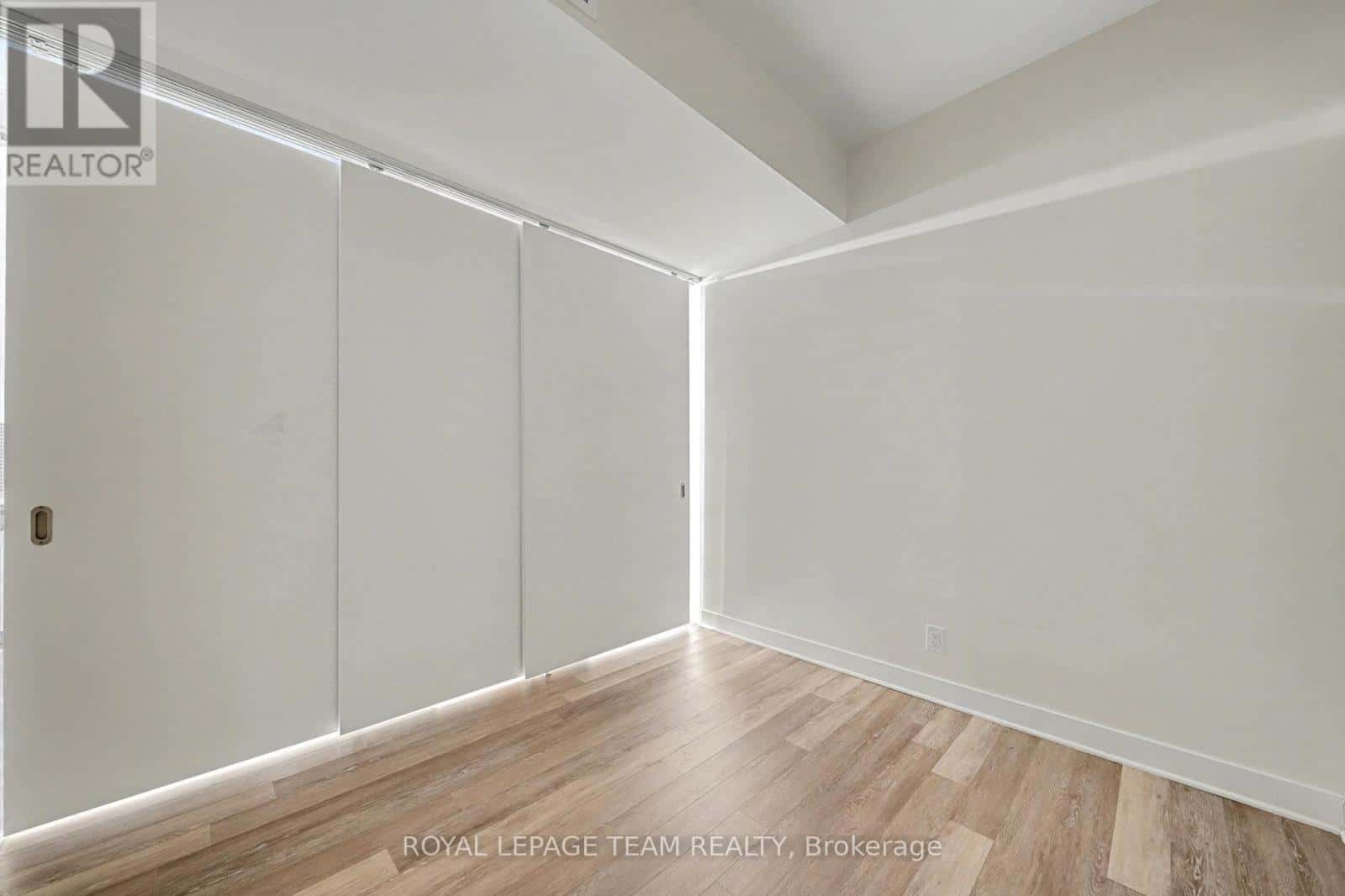 Ottawa — Ottawa - Photo 5 of 20