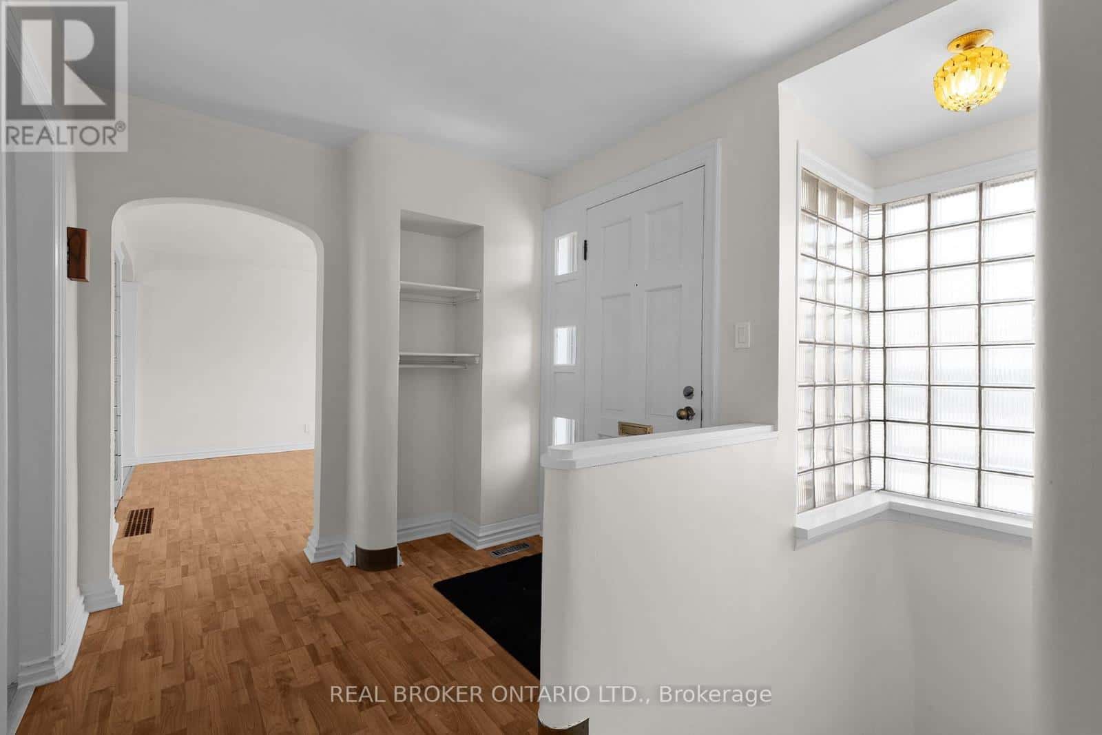 20 ROSE AVENUE — Orillia, Ontario - Photo 2 of 27