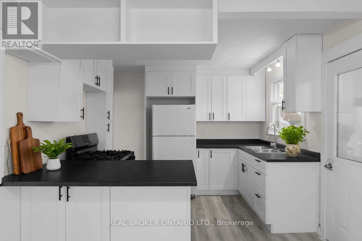 20 ROSE AVENUE — Orillia, Ontario - Photo 3 of 27