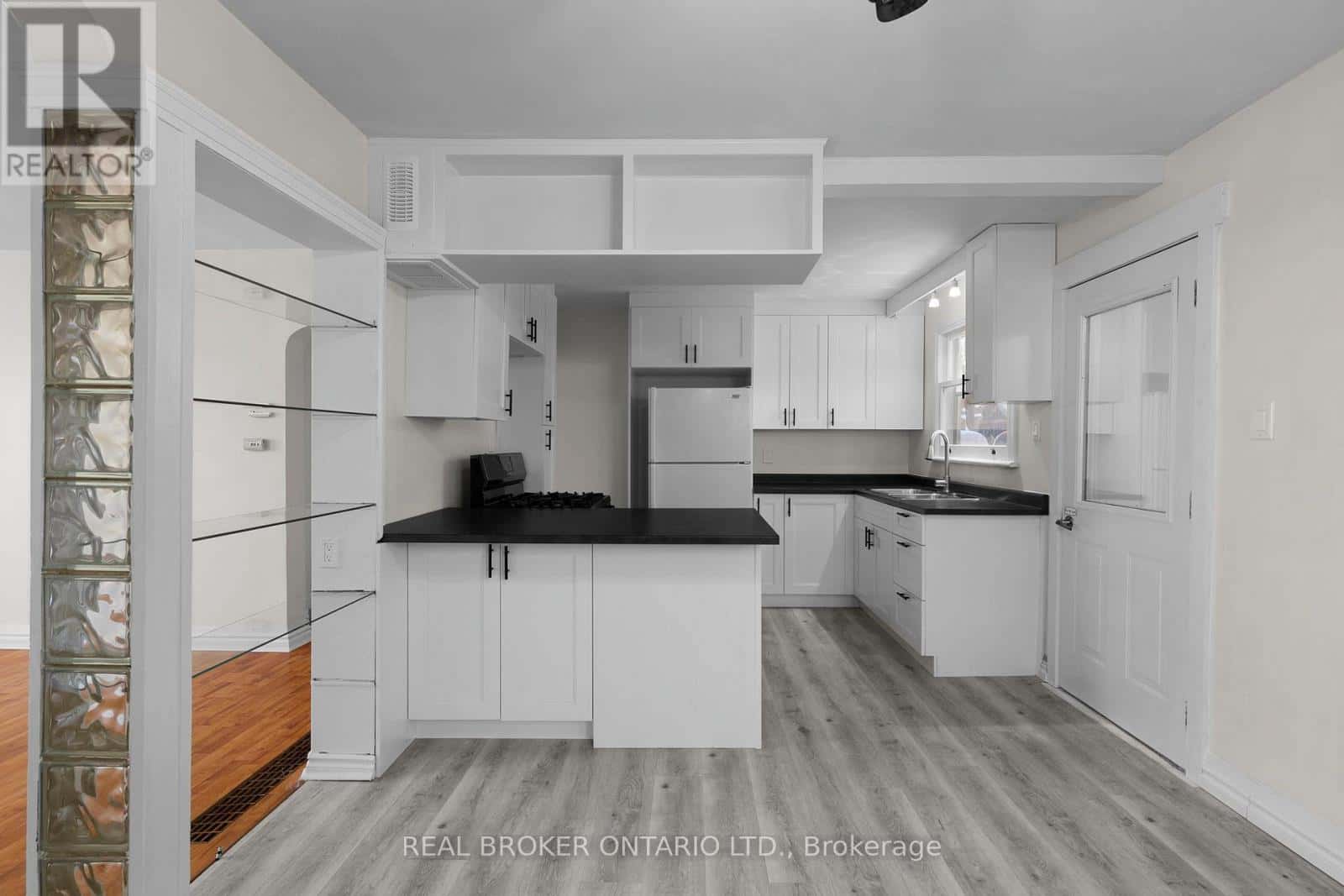 20 ROSE AVENUE — Orillia, Ontario - Photo 4 of 27