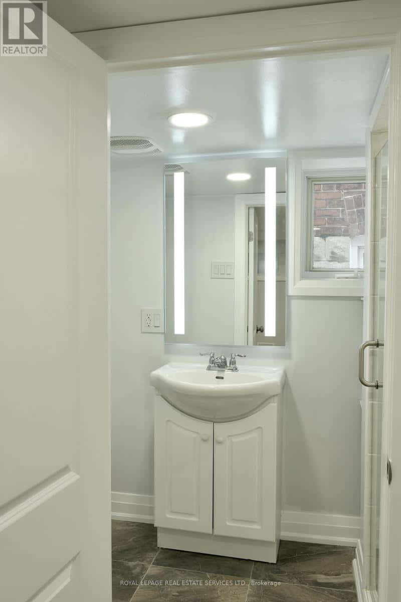 8 PRITCHARD AVENUE — Toronto (Rockcliffe-Smythe) - Photo 5 of 37