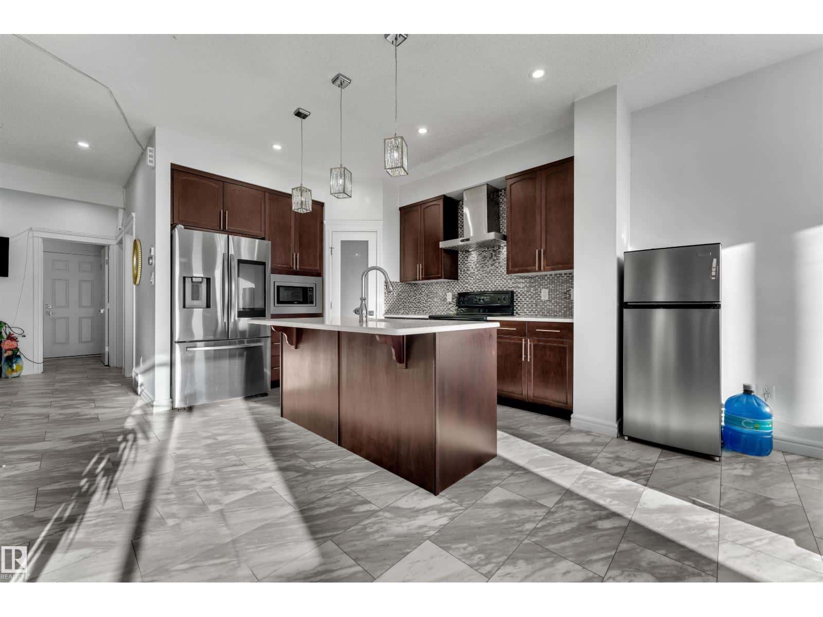 Edmonton — Edmonton - Photo 4 of 47