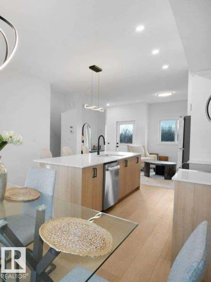 Edmonton — Edmonton - Photo 2 of 3