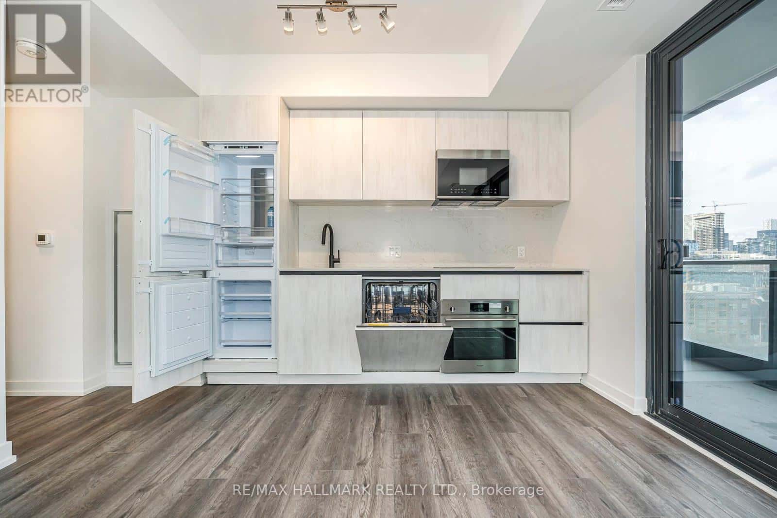 Toronto (Waterfront Communities) — Toronto (Waterfront Communities) - Photo 2 of 50