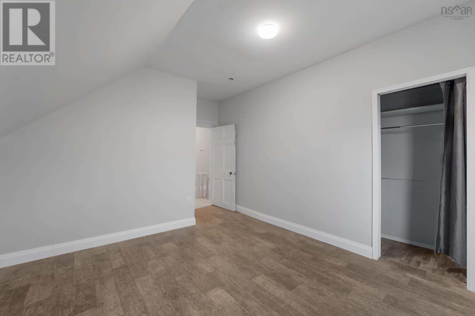 Wellington — Wellington - Photo 2 of 45