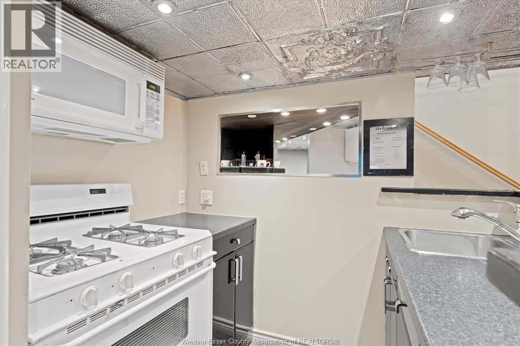 Windsor — Windsor - Photo 4 of 48