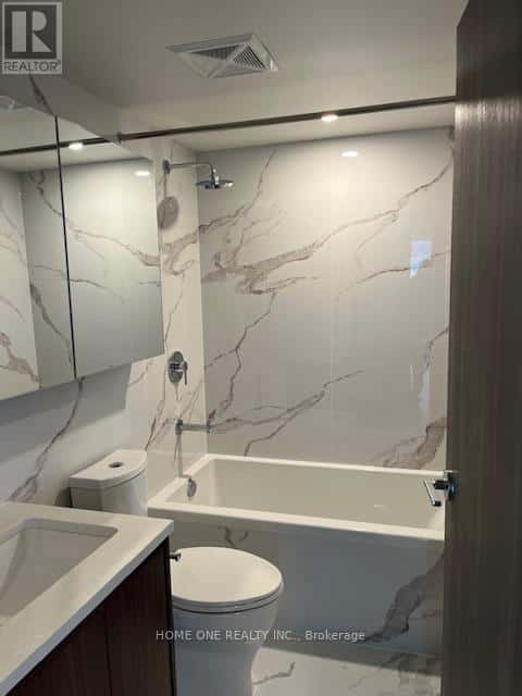 Toronto (Waterfront Communities) — Toronto (Waterfront Communities) - Photo 2 of 16